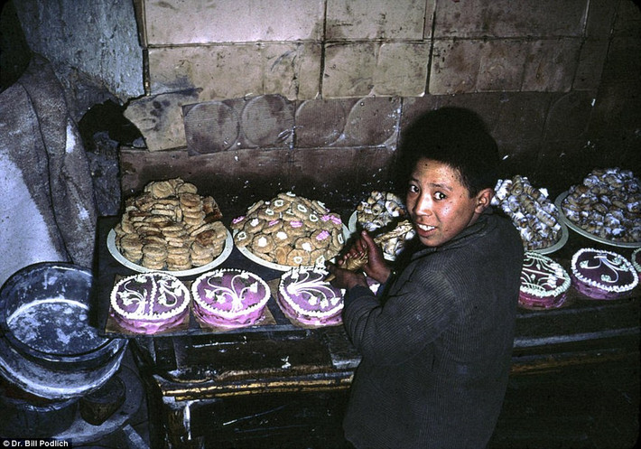 Một bé trai Afghanistan thích thú với công việc làm bánh ngọt.