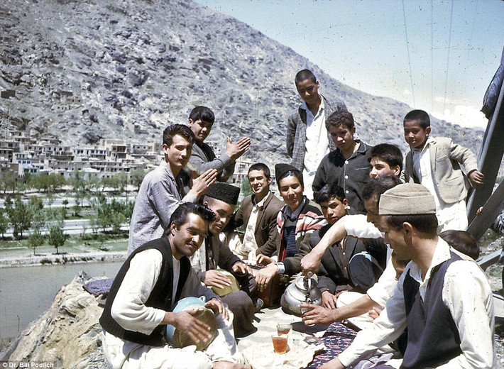Nhóm thanh niên Afghanistan thưởng thức trà và âm nhạc. Họ đã có một khoảng thời gian vui vẻ bên nhau.