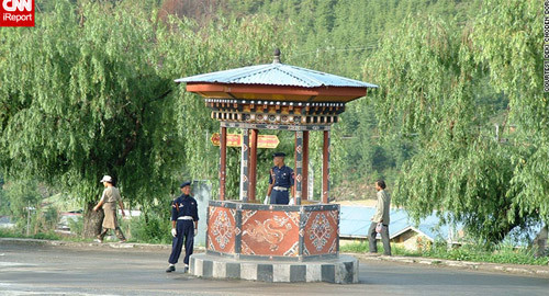 Thủ đô Thimphu của Bhutan là thủ đô duy nhất trên thế giới không có đèn giao thông mà thay vào đó là sử dụng các sĩ quan cảnh sát để điều khiển giao thông.