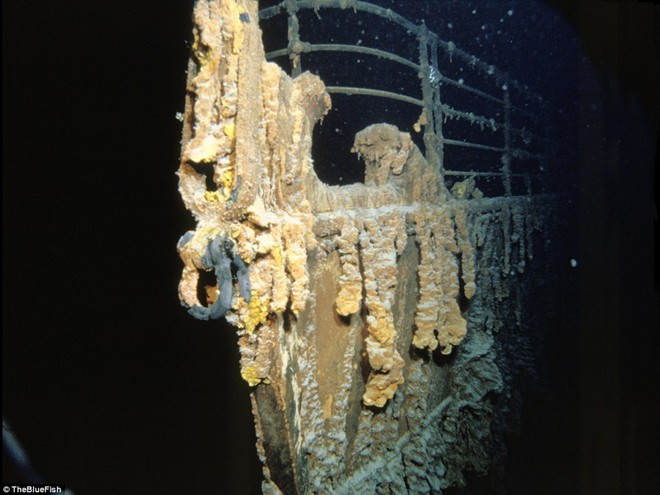Xác tàu Titanic nằm khá sâu dưới đáy biển nên để thám hiểm con tàu này, du khách phải sử dụng đèn pha.