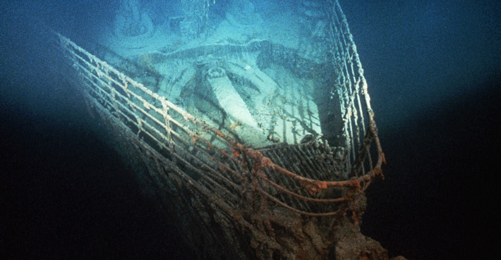 Vụ chìm tàu Titanic xa hoa trên đã làm 1.517 người thiệt mạng. Đến năm 1985, xác tàu Titanic được tìm thấy ở độ sâu gần 4.000m dưới đáy Đại Tây Dương. Trong ảnh là mũi tàu Titanic.
