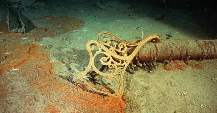 Phần còn lại của một băng ghế trên boong tàu Titanic.