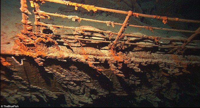 Lan can ở mạn phải, gần với mũi tàu Titanic.