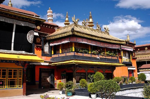 Đại chiêu tự Jokhang là ngôi chùa linh thiêng theo Phật giáo Mật Tông nằm trong trung tâm phố cổ Lhasa ở Barkhor, Tây Tạng. Đây là địa điểm hành hương mà hàng nghìn tín đồ Phật giáo đến mỗi năm. Được xây dựng vào thế kỷ thứ 7 (năm 647), Đại chiêu tự Jokhang được UNESCO công nhận là Di sản Thế giới năm 2000.