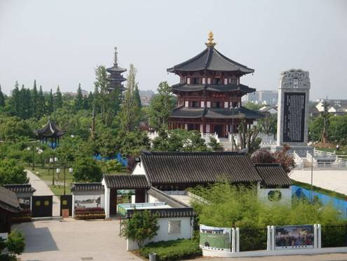Chùa Hàn San tọa lạc bên bờ sông Cổ Vận, trấn Phong Kiều, khu Kim Xương, thành phố Tô Châu, tỉnh Giang Tô là địa điểm hành hương nổi tiếng ở Trung Quốc dịp Tết Âm lịch. Chùa được xây cách đây hơn 1400 năm. Hàn San là một trong những ngôi chùa nổi tiếng nhất Trung Quốc có nhiều Phật tử đi lễ chùa dịp đầu năm.