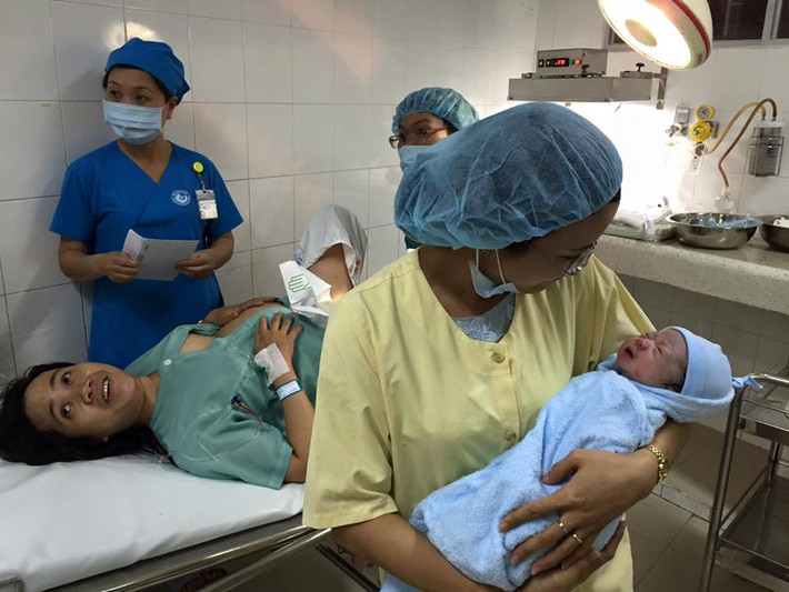Các bác sĩ ở Bệnh viện Từ Dũ (TP HCM) đã đỡ đẻ thành công 3 em bé chào đời lúc 0h.