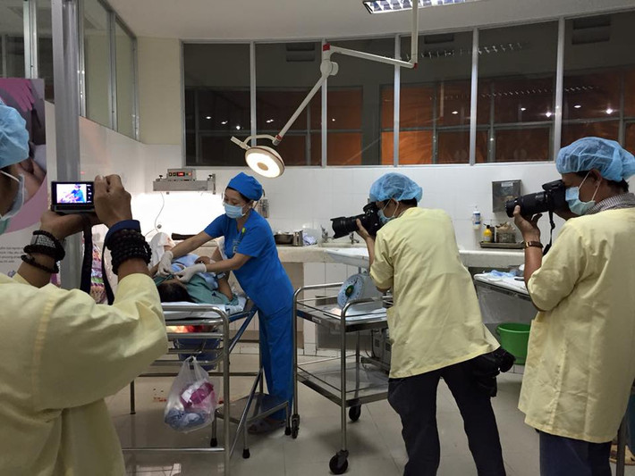 Cả 3 em bé chào đời lúc Giao thừa đều khỏe mạnh, mẹ tròn con vuông. Các phóng viên đã có mặt vào thời điểm đó để ghi lại khoảnh khắc đặc biệt này.