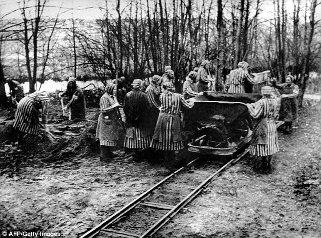 Một nhóm nữ tù nhân đào đường cả ngày ở trại Ravensbruck năm 1939.