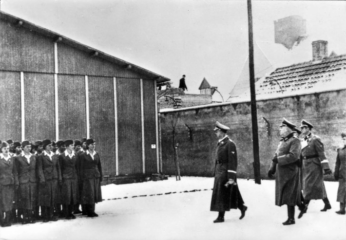 Heinrich Himmler là một trong những kiến trúc sư chính của Holocausđến thị sát, kiểm tra trại tập trung Ravensbruck.