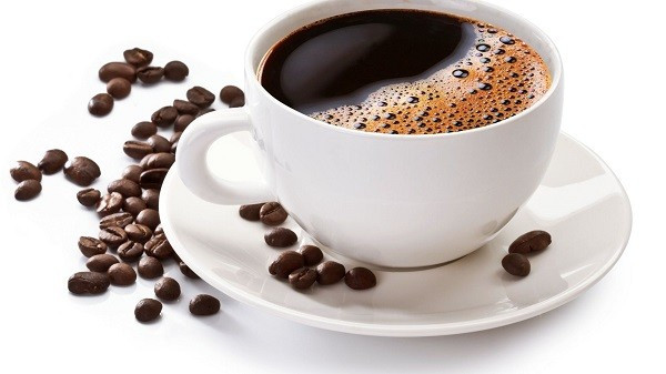 5. Cà phê: Caffeine trong cà phê làm giãn nở mạch máu, giúp làm dịu cơn đau đầu do chất cồn gây ra. Cà phê cũng làm tăng huyết áp, do đó chuyển hóa rượu nhanh hơn. Tuy nhiên, bạn không nên lạm dụng quá nhiều cà phê vì sẽ phản tác dụng, cơn đau đầu nặng hơn do cơ thể bị mất nhiều nước. Ảnh: Theodysseyonline.