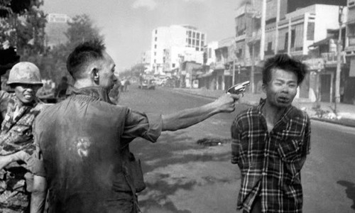 Phóng viên AP Eddie Adams giành Giải thưởng Ảnh báo chí Thế giới năm 1968 với bức ảnh Nguyễn Ngọc Loan bắn chiến sĩ đặc công Nguyễn Văn Lém ngay trên đường phố Sài Gòn ngày 1/2/1968.