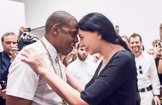 Lùm xùm của bà ngoại của nghệ thuật trình diễn - Marina Abramović và ca sĩ nhạc rap huyền thoại Jay-Z về tiền bạc. Abramovic cáo buộc rằng Jay-Z đã hứa quyên tặng tiền cho Viện Marina Abramovic nhưng sau đó lờ đi, thậm chí cô còn làm ầm ĩ trên các phương tiện truyền thông. Đáp trả lại, Jay-Z trình ra hóa đơn chứng minh mình đã chuyển tiền trước đó, nhưng Abramovic không hề thừa nhận lỗi của mình mà đổ lỗi cho nhân viên không thông báo. Scandal chấn động giới nghệ thuật này tốn khá nhiều giấy mực của báo chí.
