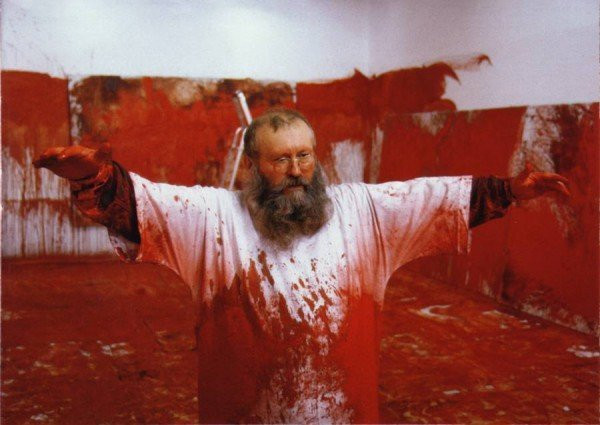 Triển lãm của nghệ sĩ thị giác Hermann Nitsch bị hủy vì những cáo buộc tội ác đối với động vật. Vào tháng 2, một cuộc triển lãm các tác phẩm của nghệ sĩ Hermann Nitsch tại Mexico City đã bị hủy bỏ bởi các kiến nghị buộc tội nghệ sĩ ngược đãi động vật. Nitsch sử dụng động vật cho các màn trình diễn của mình, kết hợp máu và xác động vật. Thế nhưng bất chấp những tranh cãi, phòng triển lãm Marc Straus ở New York vẫn tổ chức một triển lãm các tác phẩm của Hermann Nitsch trong tháng 9.