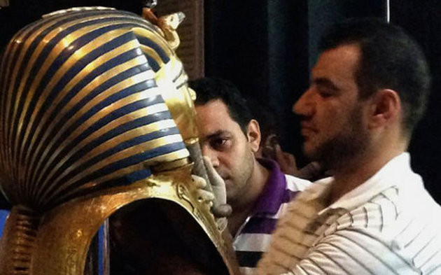 Ai Cập phá hỏng mặt nạ vàng Vua Tutankhamun. Chiếc mặt nạ trên mặt vua Tutankhamun, vị Pharaoh nổi tiếng Ai Cập bị gãy phần râu trong quá trình làm sạch tại Bảo tàng Ai Cập. Nhưng mọi việc trở nên nghiêm trọng hơn khi một nữ giám tuyển của bảo tàng đã quyết định tự sửa chỗ gãy bằng một loại keo epoxy. Kết quả keo đã chảy đầy phần cằm của mặt nạ, thậm chí, ông chồng của nữ giám tuyển còn tiếp tục dùng dao cạo sạch keo khiến mặt nạ bị nhiều vết xước. Chiếc mặt nạ vàng đặt trên mặt xác ướp của Tutakhamun từng khiến cả thế giới quan tâm đến lĩnh vực khảo cổ và Ai Cập cổ đại, nhưng hành động "tu sửa" rất vô ý thức đã gây phẫn nộ.