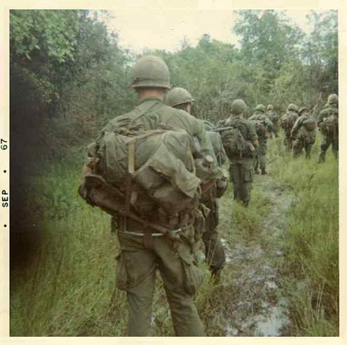 Lính Mỹ hành quân trong một khu rừng ở Việt Nam hồi tháng 9/1967.