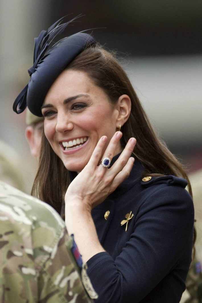 Công nương Diana và Thái tử Charles đã chọn nhẫn đính hôn từ bộ sưu tập trang sức Hoàng gia Garrard vào tháng 2/1981. Chiếc nhẫn đã được trao cho Hoàng tử Harry sau khi phu nhân Diana qua đời, và cuối cùng ông đã trao nó cho lại cho con trai mình là Hoàng tử William. Sau đó, Hoàng tử William dùng chiếc nhẫn đó để cầu hôn Công nương Kate.