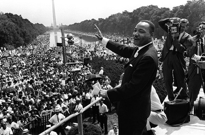 Ngày 4/4/1968, mục sư Martin Luther King Jr. - nhà hoạt động nhân quyền chống phân biệt chủng tộc nổi tiếng bị ám sát ở thành phố Memphis đã trở thành sự kiện gây chấn động dư luận Mỹ và thế giới. Mục sư King là một trong những nhà lãnh đạo ảnh hưởng nhất tại Mỹ trong lịch sử hiện đại. Cái chết của mục sư King khiến toàn nước Mỹ rúng động, dấy lên nhiều cuộc biểu tình trên cả nước. Đến ngày 7/4, tổng thống Mỹ Lyndon B. Johnson đã tuyên bố quốc tang trong một ngày. Vào ngày 9/4/1968, hàng nghìn người dân đã đến dự tang lễ của mục sư King.