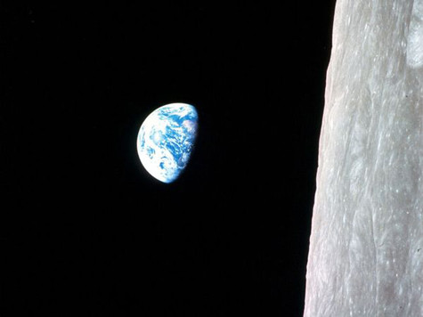 Năm 1968, tàu Apollo 8 là sứ mạng chinh phục Mặt Trăng đầu tiên có sự tham gia của con người. Trong lần đó, các phi hành gia đã lần đầu tiên ngắm cảnh Trái đất đang lên trên mặt trăng, giống như khi ta ngắm Mặt trăng mọc khi ở Trái đất. Trong ảnh là bức ảnh màu đầu tiên “Trái đất mọc” trong sứ mệnh nhiệm vụ đó nổi tiếng thế giới.