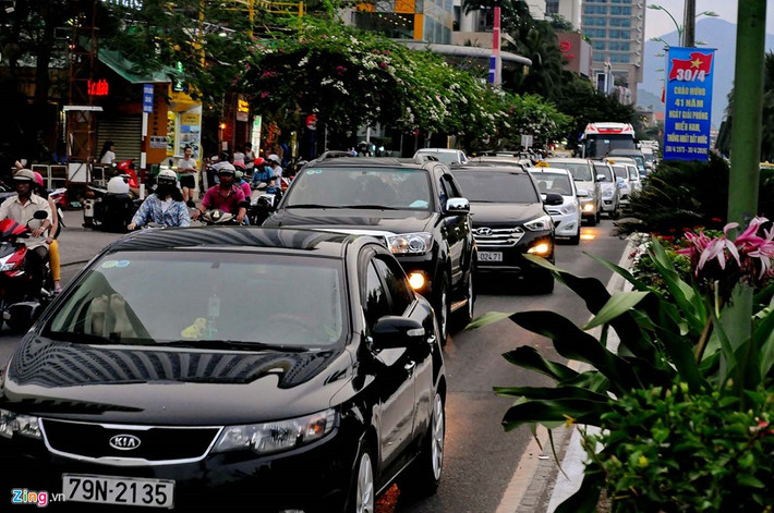 Đường Trần Phú (Nha Trang) lúc 17h chiều 30/4, xe hơi xếp hàng dài di chuyển chậm đến các khách sạn, nhà hàng và bãi tắm trong đó có bãi biển Nha Trang.