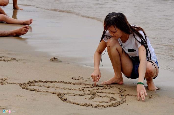 Nhiều bạn trẻ từ các địa phương lân cận với Khánh Hòa cũng tìm đến thành phố biển dịp này để tận hưởng hương vị đầu hè.