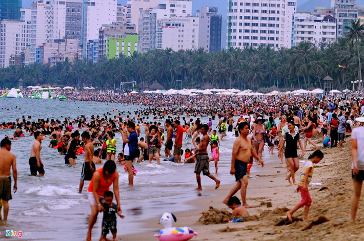 Thời tiết không quá nóng, biển Nha Trang hiền hòa, sóng nhẹ khiến nhiều người ngâm mình dưới nước khá lâu.