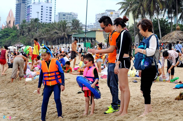 Tại đây còn có rất nhiều du khách nước ngoài. Trong ảnh là một gia đình người Trung quốc. Họ chuẩn bị cho con xuống tắm biển với áo phao, kính đầy đủ.