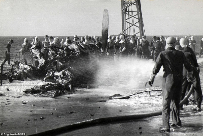 Nhân viên trên tàu HMS Formidable nhanh chóng dập tắt đám cháy sau khi phi công cảm tử Thần Phong (Kamikaze) lái máy bay tự sát đâm vào con tàu này năm 1945. Trong cuộc tấn công đó, 44 người thiệt mạng và 83 người khác thuộc quân đội Anh bị thương. Phi công lái máy bay cảm tử của Nhật Bản cũng chết trong cuộc tấn công liều chết.