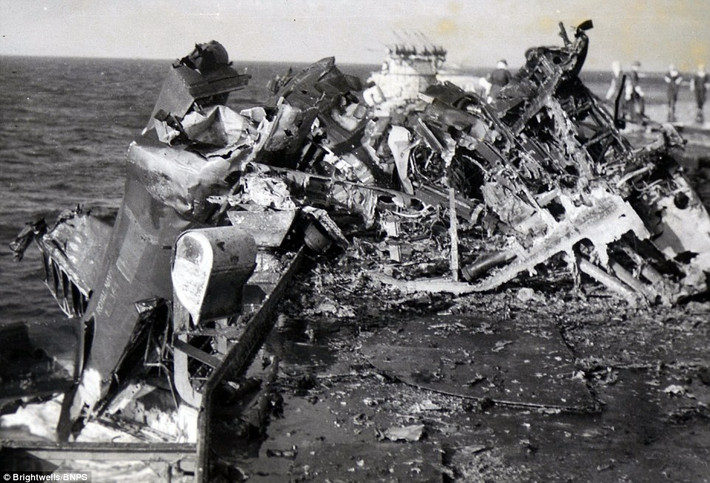 Một máy bay cháy rụi trên tàu HMS Formidable. Đây là một trong số những thiệt hại mà các phi công cảm tử Thần Phong (Kamikaze) của Nhật Bản khi thực hiện cuộc tấn công liều chết.