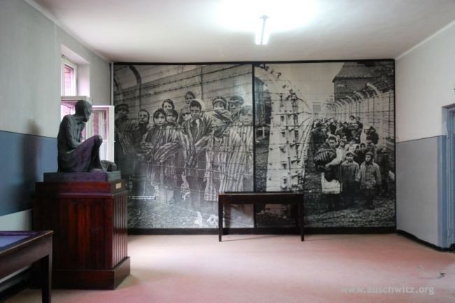 Nhiều hình ảnh về tù nhân ở trại Auschwitz cũng được trưng bày để khách tham quan hiểu hơn về chương đen tối trong lịch sử nhân loại hồi Chiến tranh thế giới 2.