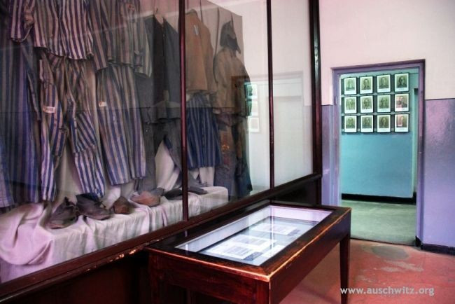 Quần áo và giày dép của tù nhân bị giam cầm trong trại tử thần Auschwitz được trưng bày trong tủ kính. Khi bắt đầu nhập trại Auschwitz, tù nhân được phát cho những bộ quần áo này để mặc và thu giữ mọi tài sản cá nhân của tù nhân.