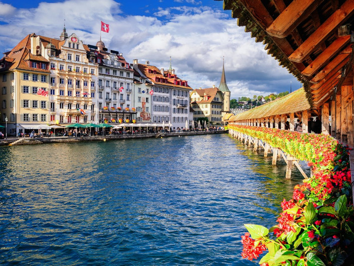Thành phố Lucerne tọa lạc ở trung bắc Thụy Sĩ nổi tiếng với các ngôi làng cổ kính theo kiến trúc truyền thống, những con đường lát đá cuội, hồ nước trong vắt và cây cầu gỗ lâu đời.