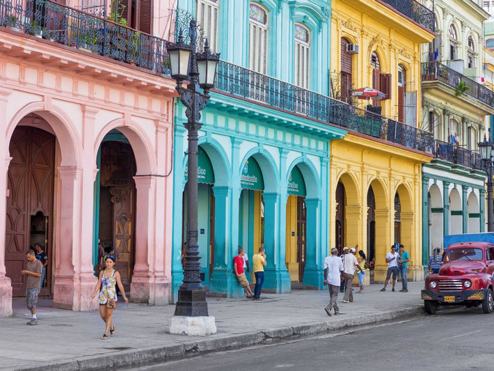Hanava, Cuba được bình chọn là một trong những địa điểm du lịch nên đến năm 2016. Những tòa nhà cổ kính, nhiều màu sắc cùng những chiếc xe cổ điển thu hút du khách.