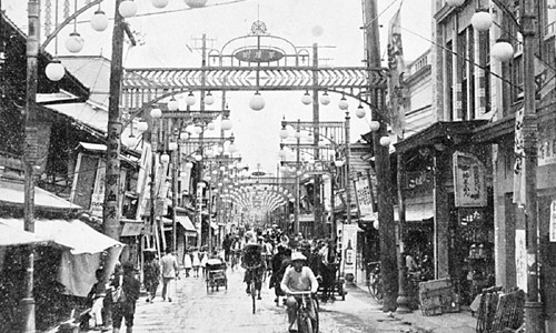 Thành phố Hiroshima trước khi bị Mỹ ném bom nguyên tử năm 1945 đã được các nhiếp ảnh gia ghi lại những khoảnh khắc đời thường, giản dị của người dân. Trong ảnh là khung cảnh giao thông tấp nập ở một đường phố tại thành phố Hiroshima, Nhật Bản.