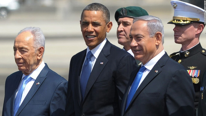 Tổng thống Obama sở hữu một đôi găng tay đấm bốc màu đỏ có chữ ký của Muhammad Ali.