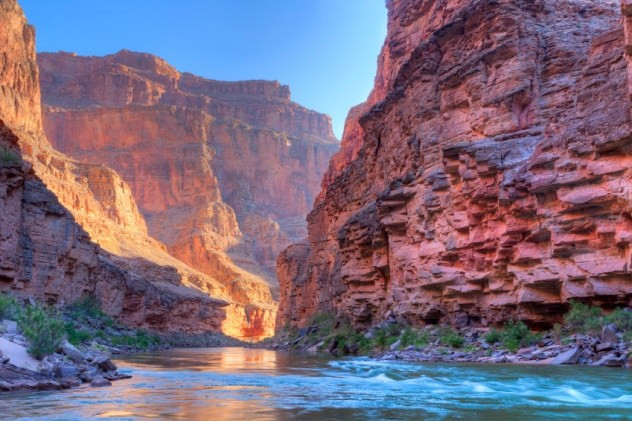 Trong khi đi bè trên sông Colorado vào tháng 4/1909, nhà thám hiểm GE Kinkaid đã phát hiện một đường hầm dưới mặt đất. Bên trong có nhiều vũ khí, công cụ bằng đồng... Đặc biệt là một xác ướp bọc trong vải niệm có chiều cao 2,7m.