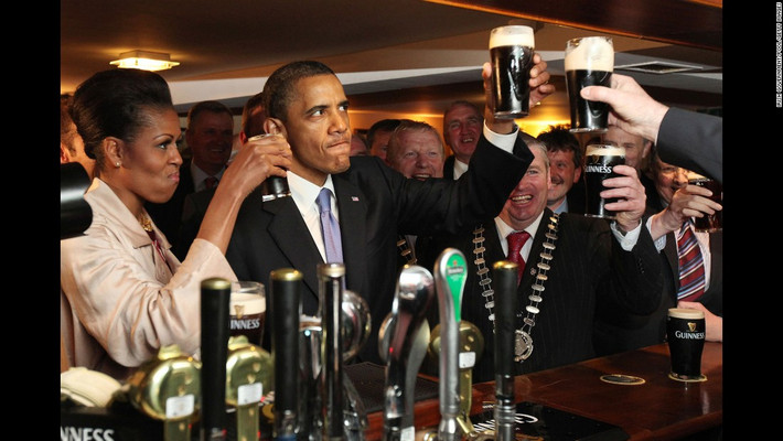 Ông Obama cũng là người thích nhạc cổ điển với 2 ca sỹ yêu thích đó là Bob Dylan và Bruce Springsteen. Tổng thống Obama từng chia sẻ với Rolling Stone: "Tôi có khoảng 30 bài hát của Bob Dylan trong chiếc iPod".