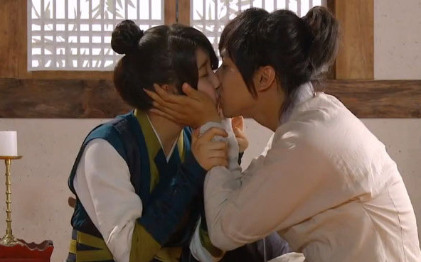 Miss A Suzy & Lee Seung Ki trong phim "Cửu Gia Thư". Suzy tâm sự, trái tim cô đã loạn nhịp khi đóng cảnh thân mật với Lee Seung Ki trong phim này.