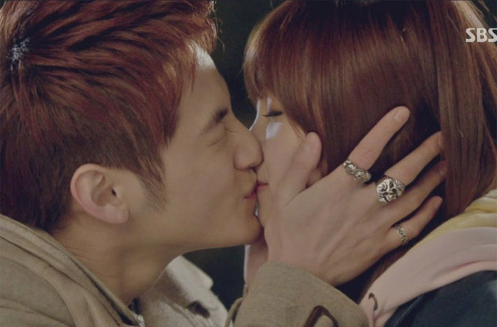 Kim Bum & APink Eunji trong phim “That Winter, The Wind Blows”.