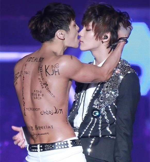 Trên sân khấu, Jonghyun cởi trần khoe hình xăm, tay kéo tóc Taemin rồi hôn môi nam ca sĩ thành viên út trong nhóm SHINee trong buổi biểu diễn của nhóm này.