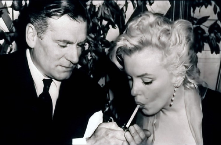 Một trong những ngôi sao yêu thích của Hugh Hefner ở Hollywood chính là Marilyn Monroe, người làm mẫu bìa số tạp chí đầu tiên của Playboy. Và cũng chính vì yêu thích Marilyn mà Hugh đã bỏ ra 75.000 USD để mua một ngôi mộ ngay gần mộ của Marilyn ở Westwood Memorial Park, Los Angeles để khi chết đi được nằm cạnh thần tượng của mình.