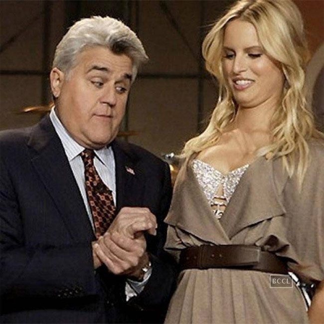 Jay Leno không thể giấu cái nhìn thèm khát vào đôi gò bồng đảo của siêu mẫu người Czech, cựu thiên thần Victoria’s Secret, Karolina Kurkova.