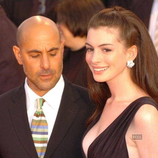 Vẻ đẹp tự nhiên của đôi gò bồng đảo của Anne Hathaway khiến nam diễn viên Stanley Tucci không thể rời mắt