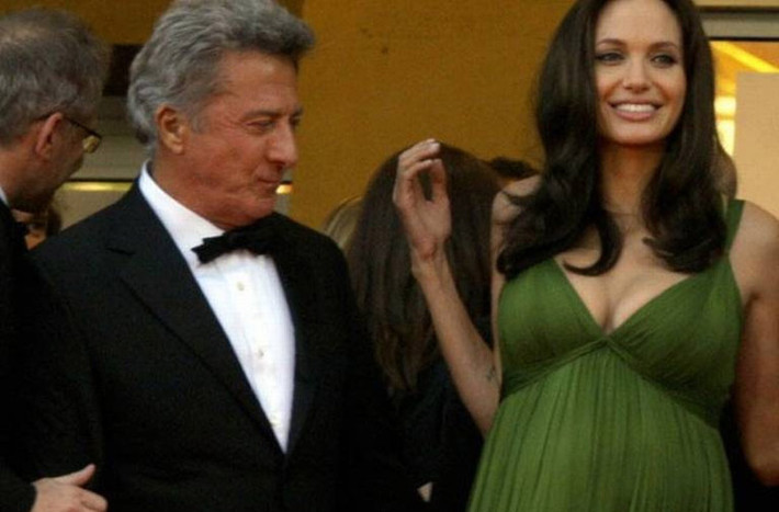 Huyền thoại Hollywood Dustin Hoffman không khỏi tò mò nhìn chằm chằm vào vòng 1 khủng của Angelina Jolie khi cô đang mang thai đôi.