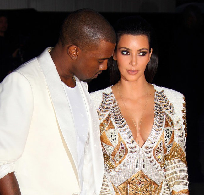 Kanye West nhìn như thôi miên vào ngực vợ, Kim Kardashian như thầm khẳng định đó là một phần sở hữu của mình.