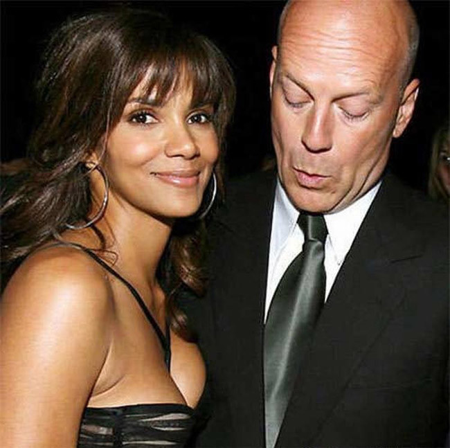 Pha nhòm cháy ngực của sao nam Hollwyood Bruce Willis với nữ đồng nghiệp Halle Berry khi cùng cô dự một sự kiện bị cánh săn ảnh chộp được.