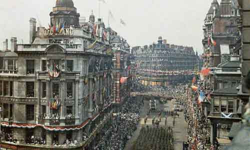Ngay từ tối hôm trước diễn ra "Ngày hòa bình" ở London, Anh hôm 19/7/1919, hàng trăm người đã ăn ngủ ở các công viên, đường phố để có được vị trí đẹp theo dõi buổi diễu hành mừng chiến thắng tại thủ đô.