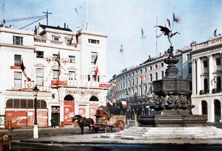 Đường phố London, Anh rực rỡ cờ hoa trong "Ngày hòa bình". Kể từ tháng 11/1918, Chiến tranh thế giới 1 kết thúc sau 4 năm diễn ra khốc liệt. Ngày 28/6/1919, các nước thắng trận đã ký hiệp định hòa bình - Hiệp định Versailles với Đức. Để kỷ niệm ngày chính phủ London ký vào Hiệp ước hòa Versailles, "Ngày hòa bình" được tổ chức long trọng ở thủ đô xứ sở sương mù.