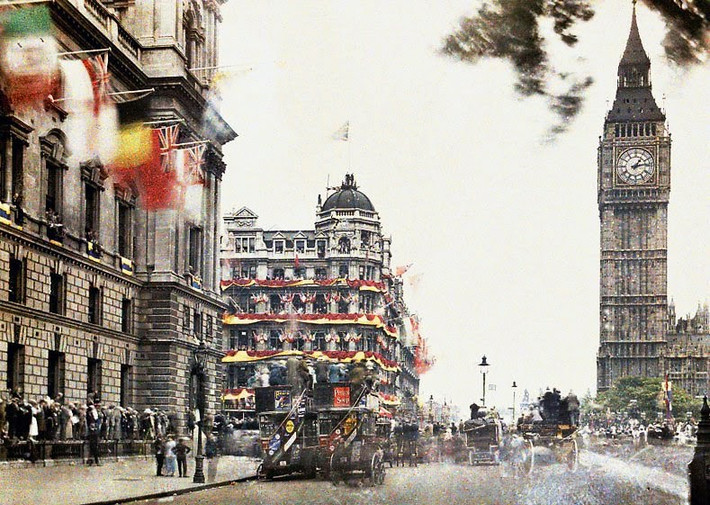 Hàng ngàn người đã đổ về thủ đô London để theo dõi cuộc diễu hành mừng chiến thắng trong "Ngày hòa bình" 19/7/1919. Khu vực Kensington Gardens, Quảng trường Trafalgar chật kín người vào ngày hội lớn này.
