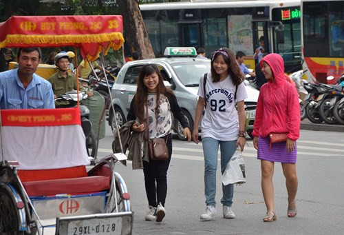Nhiệt độ giảm, thời tiết trở nên mát mẻ nhiều bạn trẻ mặc thêm áo phông, áo khoác mỏng khi ra đường.