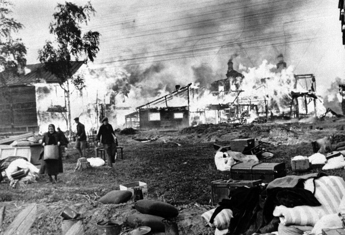 Người dân ở vùng ngoại ô Leningrad vội vã thu dọn những đồ đạc trong ngôi nhà của họ bị bom đạn của phát xít Đức tấn công, thiêu rụi.